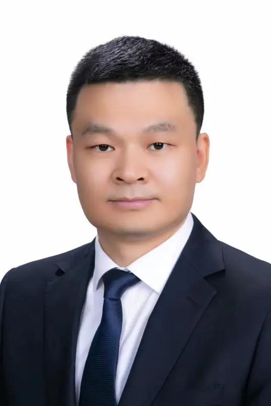 中国移动市场部总经理邱宝华升任中国联通集团副总经理，他是三大运营商第三年轻的集团