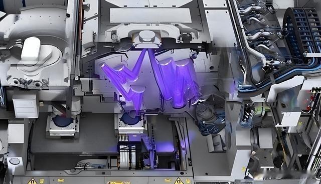 美专家：中国人不可怕，可怕的是他们买了光刻机，却不用来造芯片。其实最大的问题是西