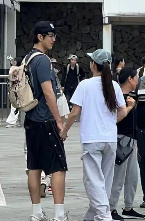 近日，金莎与小18岁男友孙丞潇现身澳门，42岁金莎穿得像20岁的少女，活脱脱从校