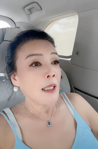 汪小菲一家子现在可真开心啊！S妈和具俊晔那边刚送完流量，汪小菲和老婆就去新加坡逛