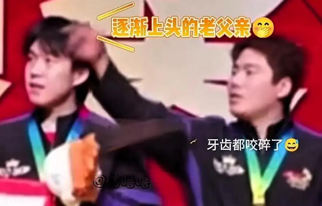 儿子冲上台那一刻，梁靖崑差点哭出来领奖台3米高，3岁娃被队友托着送上去。他