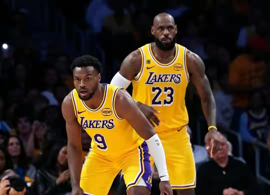 詹姆斯不仅能够把队友从替补角色带成季后赛全明星，更是让儿子布朗尼在季后赛拿分，他