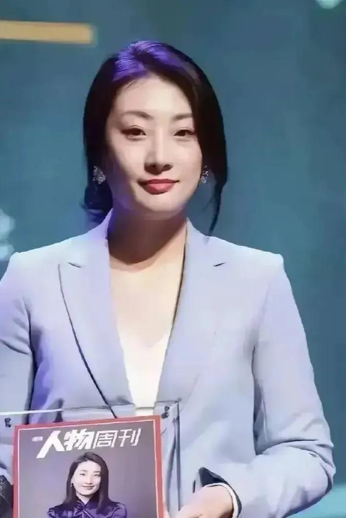 这姑娘聪明在于：她给她爹树碑立传捧杀他，让他一直无法曝光外室和儿女。但凡她闹一下
