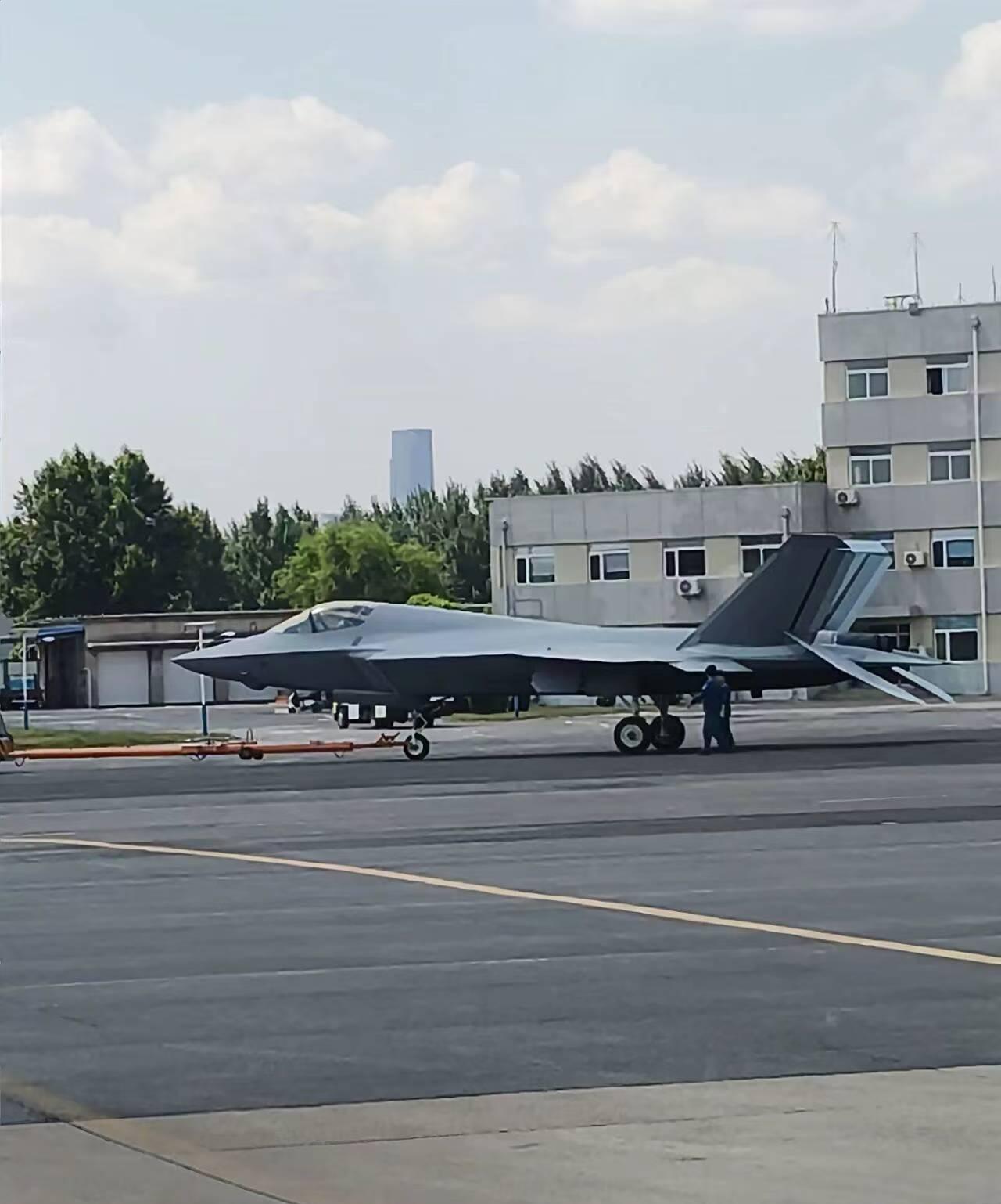 歼-35A空军型单机和歼-35舰载机双机亮相，应该已经开始批量装备。#小白兔军事