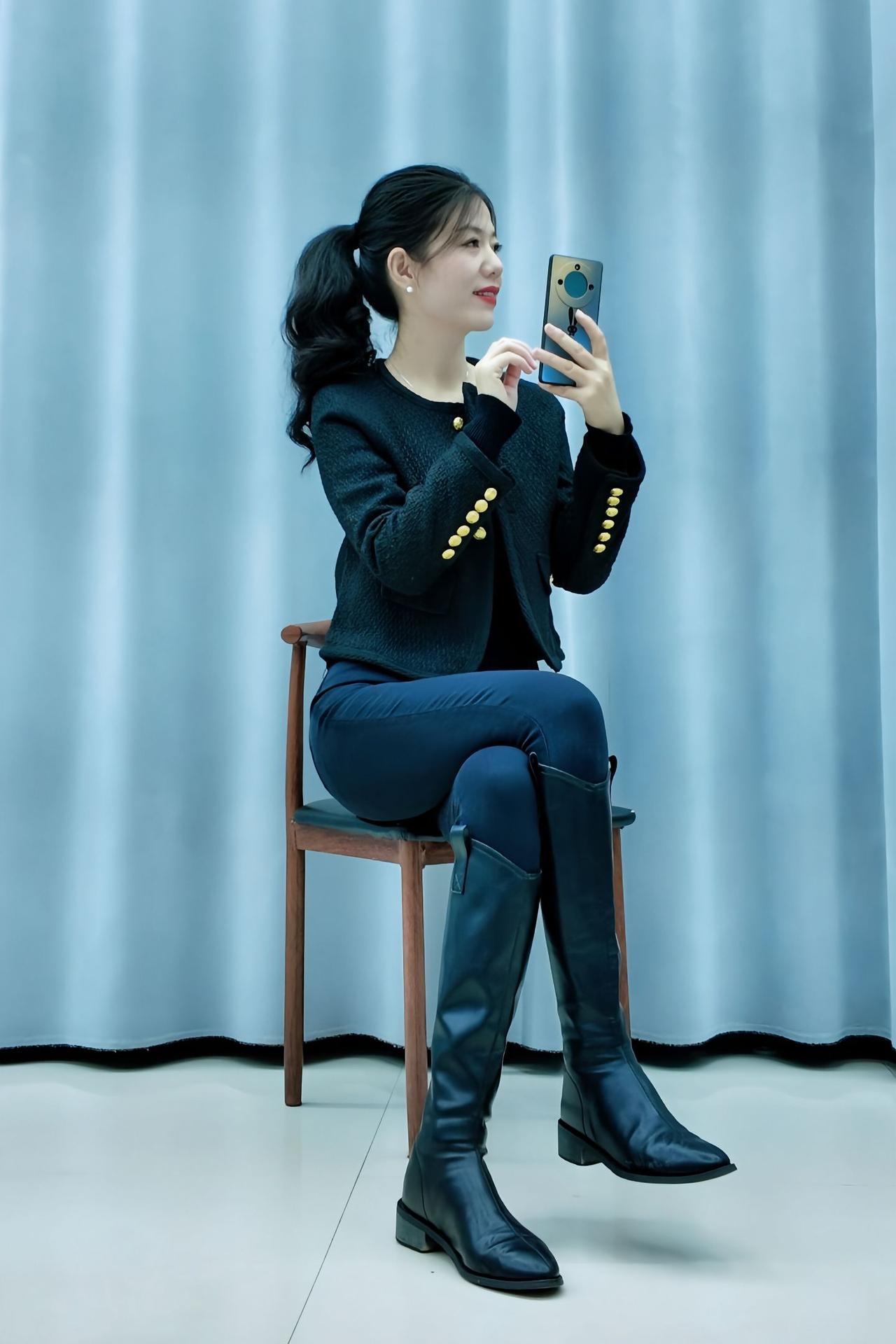 优雅穿搭指南：蓝色调下的时尚自拍