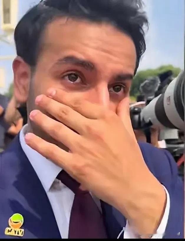 93阅兵，外国记者哭成了泪人！一开始，他还保持着微笑，但和平鸽飞出来时，他瞬