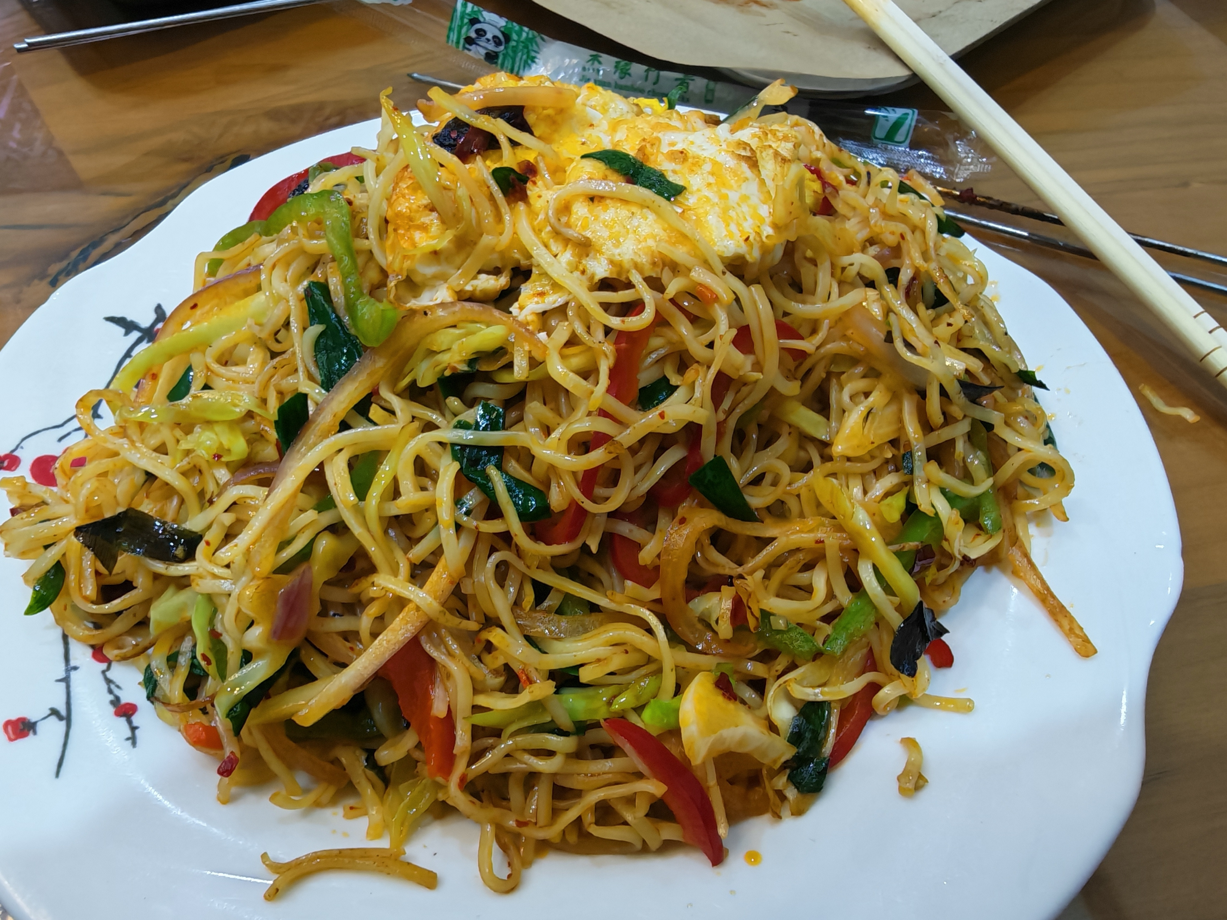 大晚上饿得头晕眼花，吃个炒细面，再来10串烤肉，吃完睡觉，罪恶的一天。