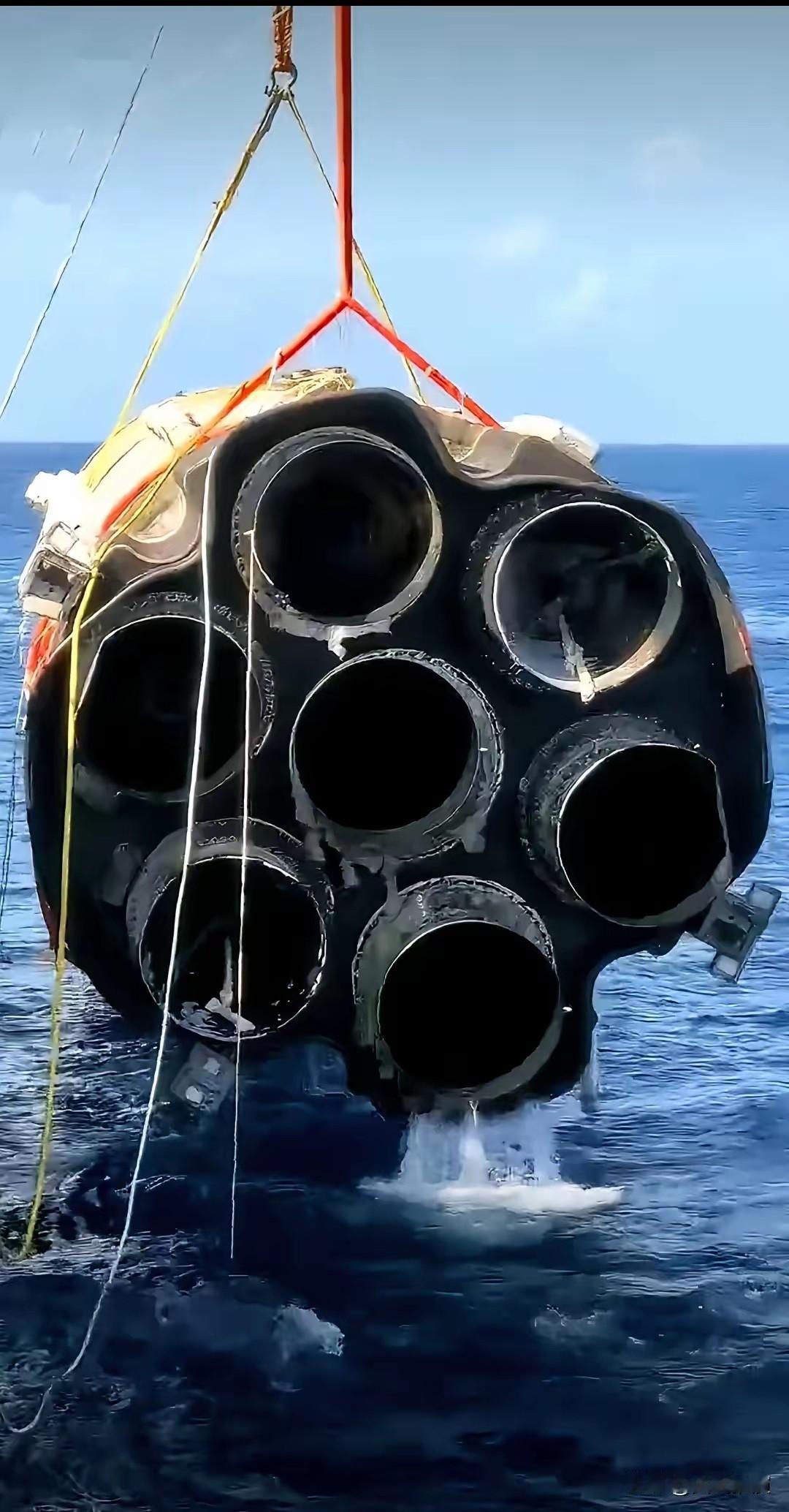 泡了两天水，捞上来了。咱们这枚完成全部试验的功勋试验箭，已经成功打捞装船。
