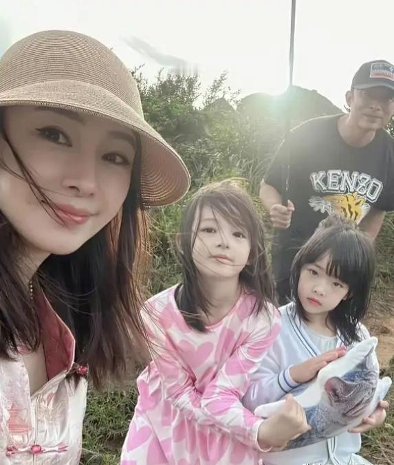 影星樊少皇的老婆贾晓晨很漂亮，他们的的女儿们都像妈妈，颜值高。难怪以前有钱人家要