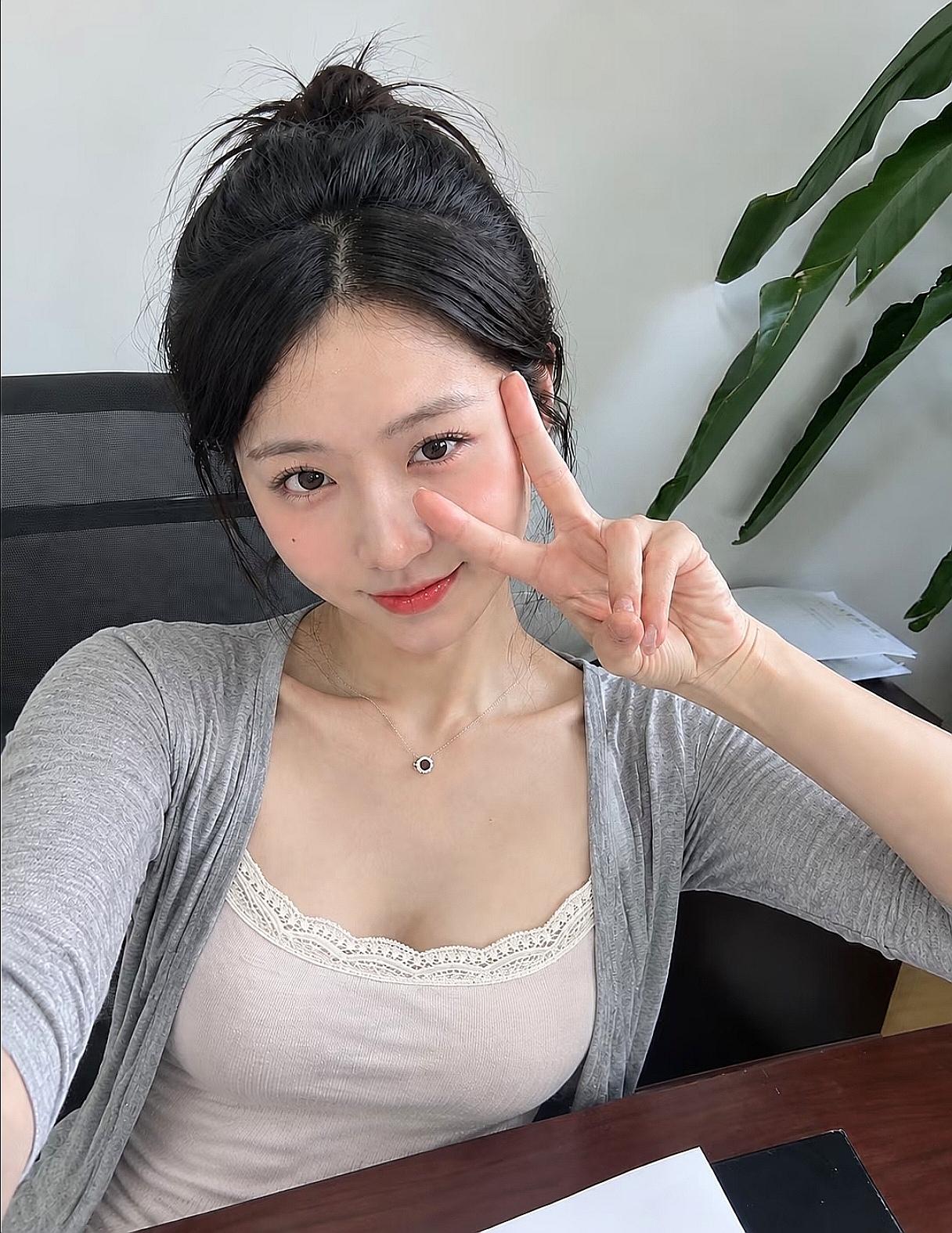 皮肤白皙的女孩笑容满面红光。