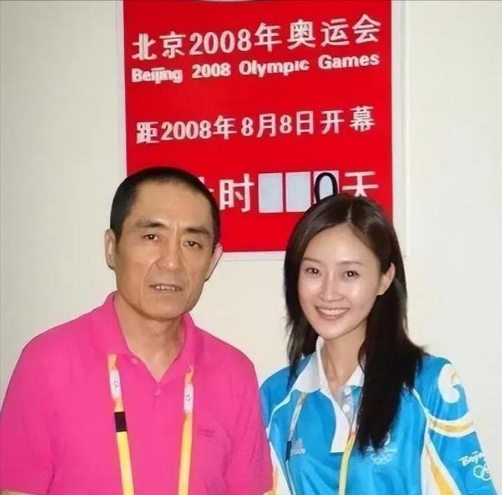 🌞2008年北京奥运闭幕式后，成龙给张艺谋打了个电话：“这个女孩我相中了，