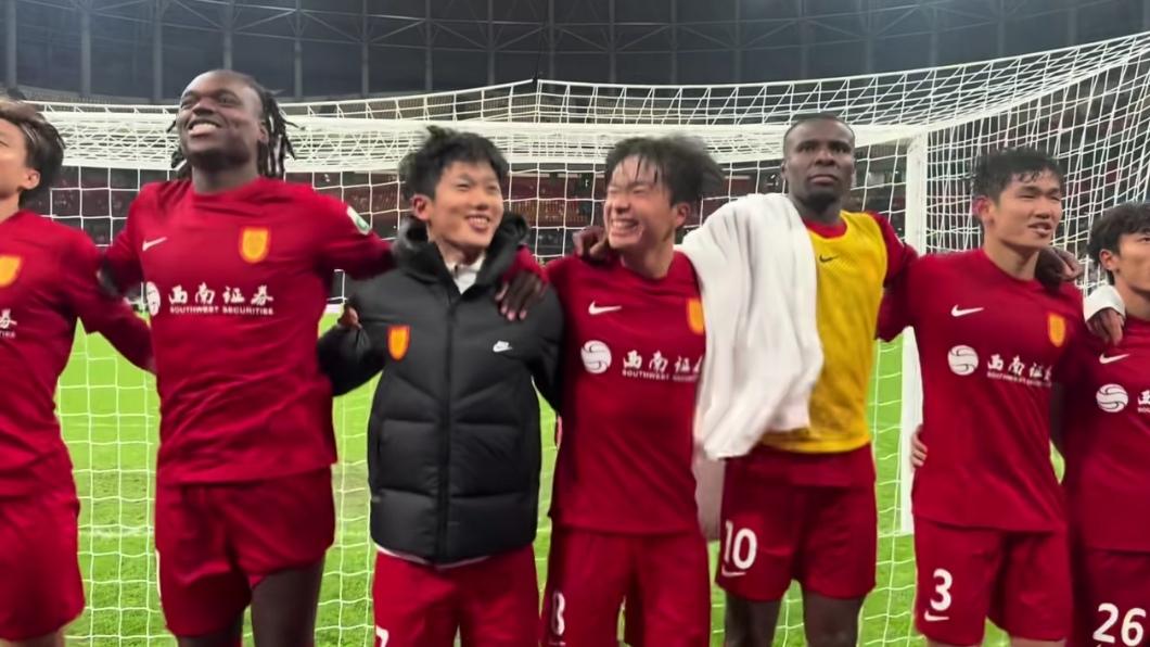 重庆铜梁龙不要高兴得太早！刚刚侥幸赢了一场球就要和成都比高低，你以为蓉城连续两年