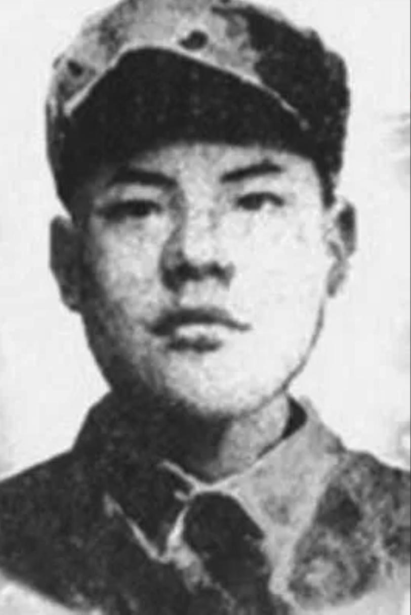 1943年，石嘉植被俘。日军送来女子，他冷声拒绝。女子却跪地哭求："求求你，别赶