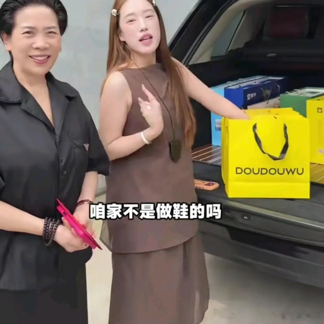 高考699分的河南女生被亲戚投喂，真应了那句话:穷在闹市无人问，富在深山有远亲。