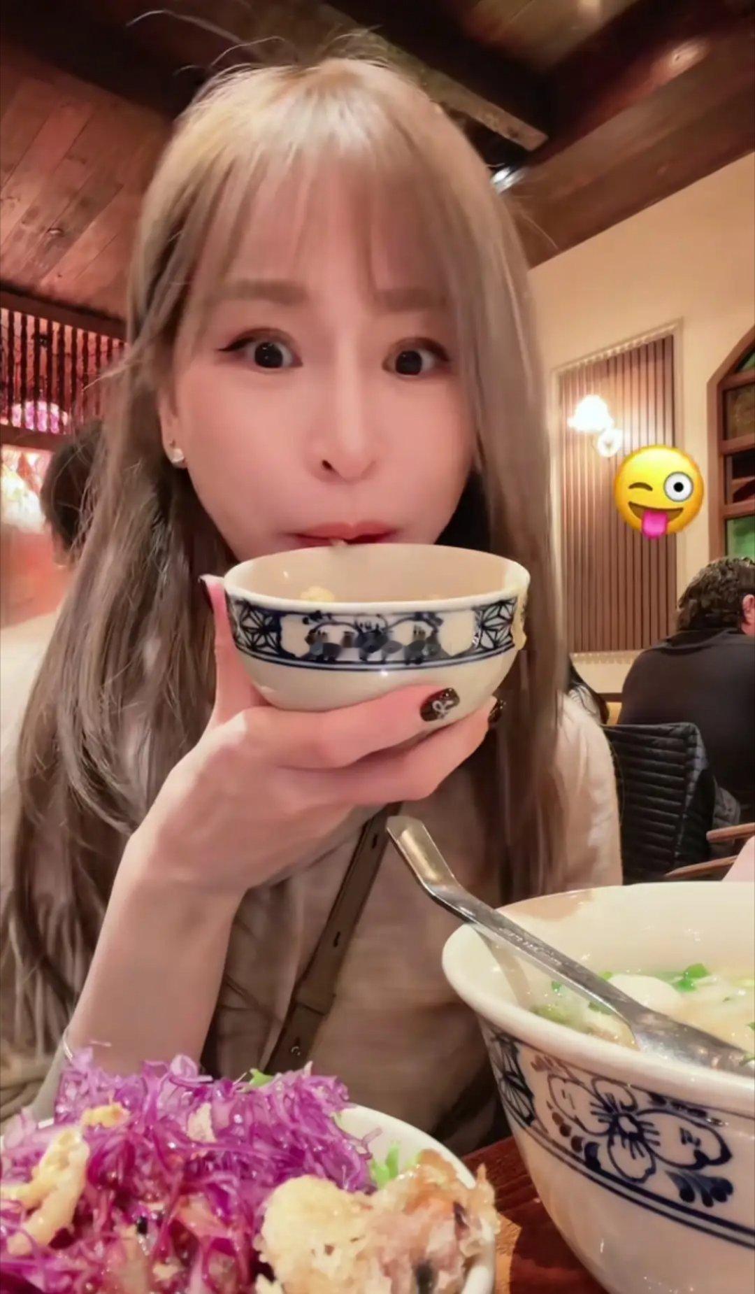 王心凌在纽约吃粉，脖子前垫着纸巾，特别接地气。43岁的她状态超好，看着就像25岁