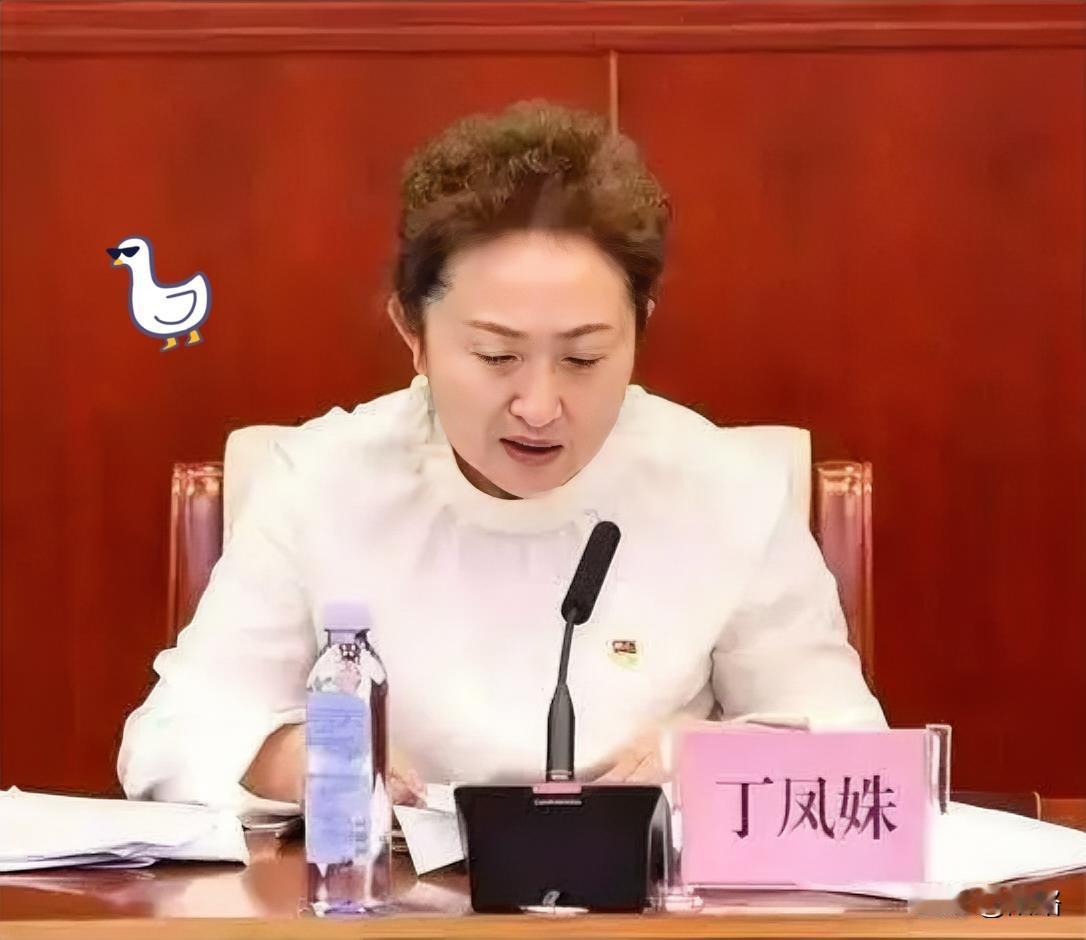 她挂在嘴边的“德不尽美者，不可为医”的誓言，和纪委监委通报中的“严重违纪违法”字