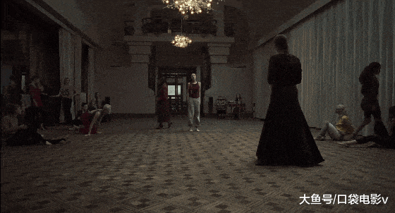 奥尔加出走,没有人想要担任领舞,苏茜自告奋勇,表示自己想试一试.