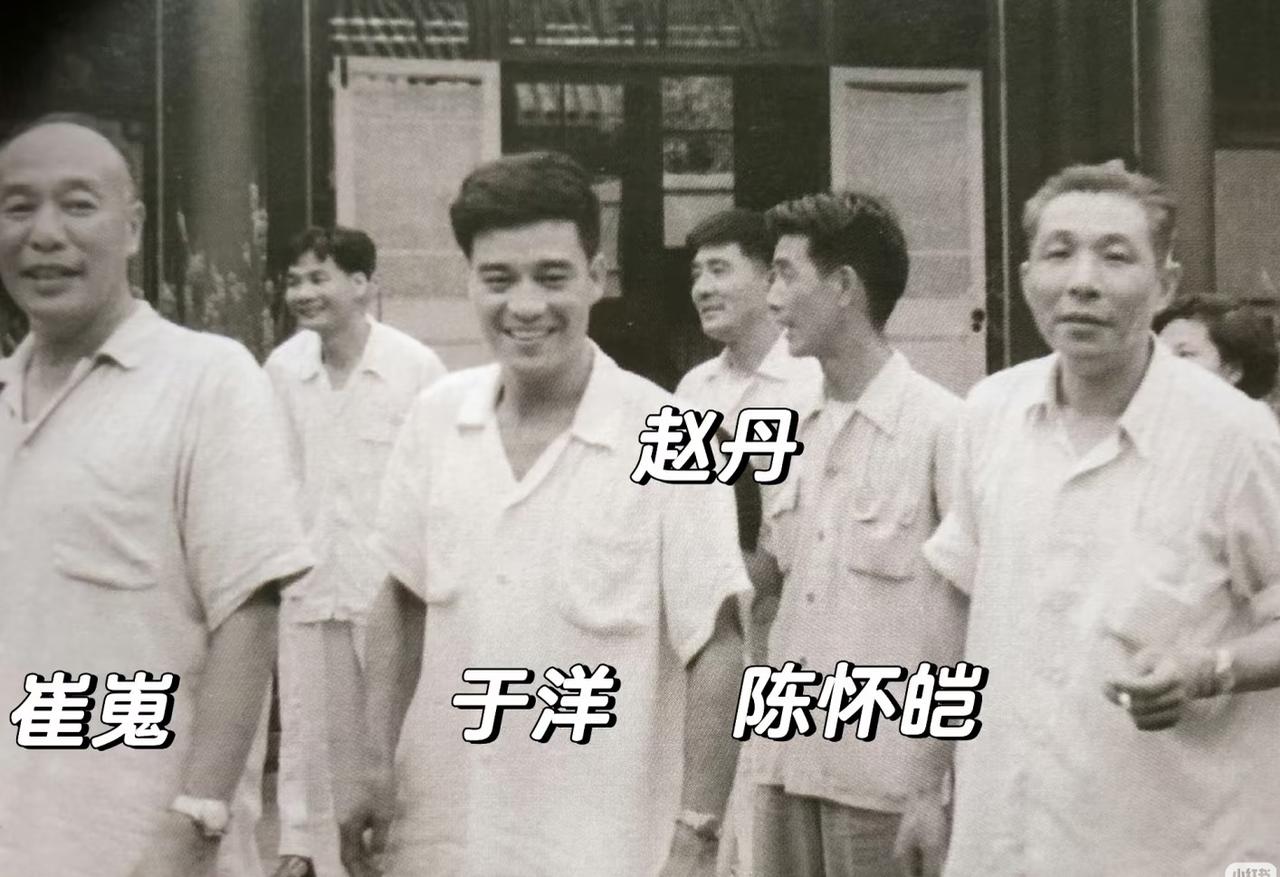 陈凯歌父亲陈怀皑，一张罕见的留影，这张老照片拍摄于上世纪60年代，地点在北京电影