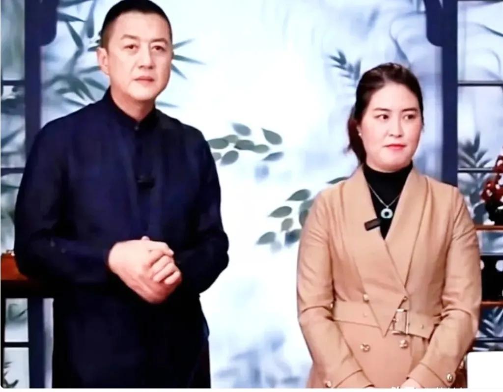 看着那一脸严肃的老板娘，我都替李亚鹏捏把汗，这可是在直播卖货啊，咋跟欠了钱似的？