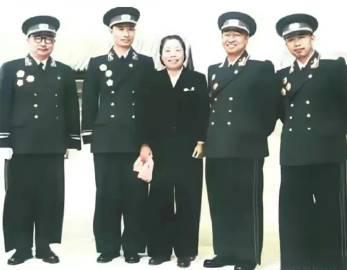 这就是邓颖超在开国将帅心中的地位，拍照必须站c位。无论将帅的年龄大小，统一叫她“