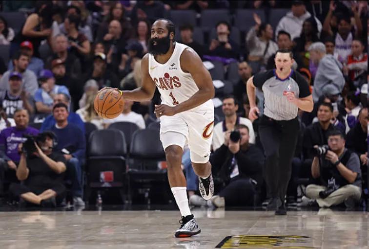 哈登帮助骑士在首轮系列赛2-0领先猛龙，现在的哈登打球越来越妖，哈登出场31分钟