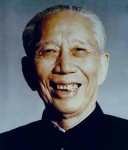 1951年春天，新疆迪化监狱里一个戴着镣铐的中年人被临时叫出牢房，他满脸疲惫，以