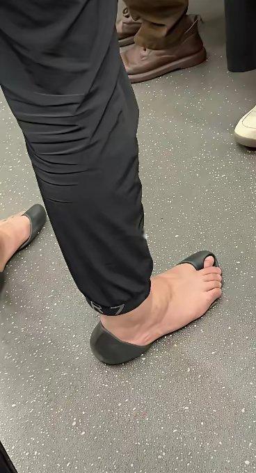 在地铁偶遇万元拖鞋！
