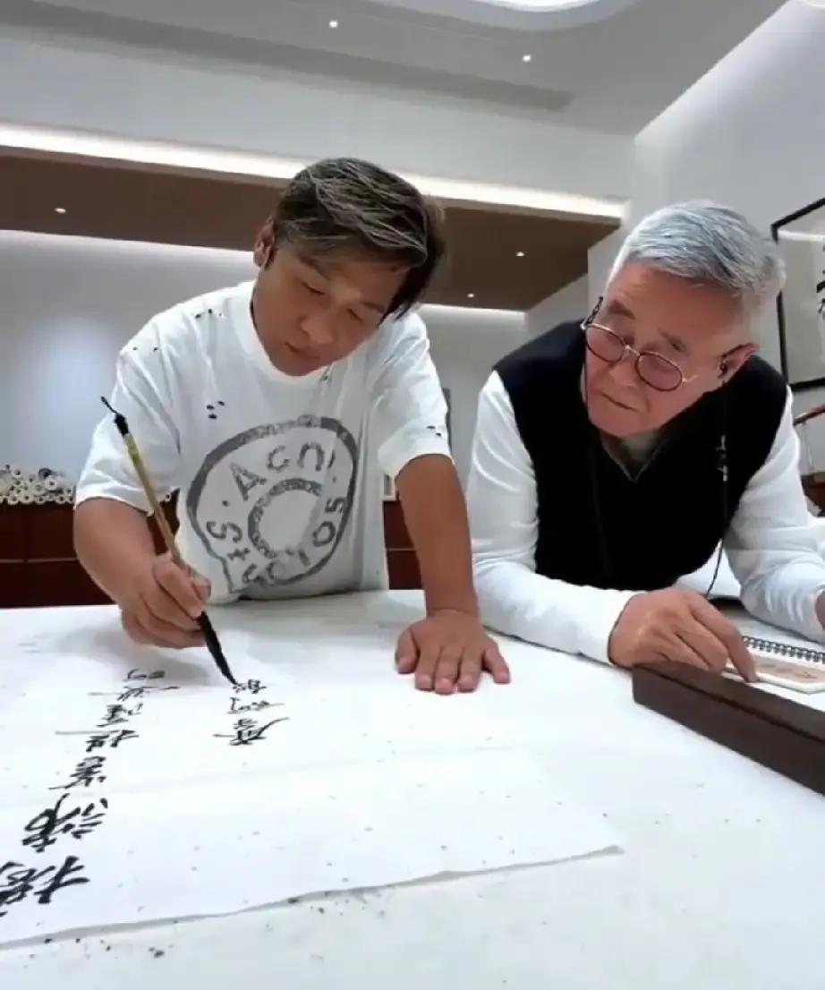 赵本山把宋小宝当亲儿子宠，五年公开合影里小宝占八成，别的徒弟偶尔缺席，他次次在。