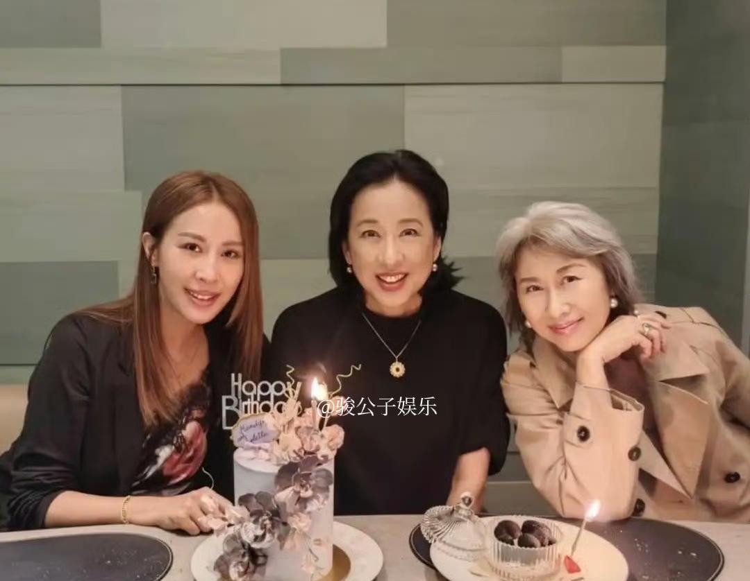 近日，叶蒨文为好友朱玲玲庆祝67岁生日，两人的合照十分温馨。叶蒨文坦然展现的一头