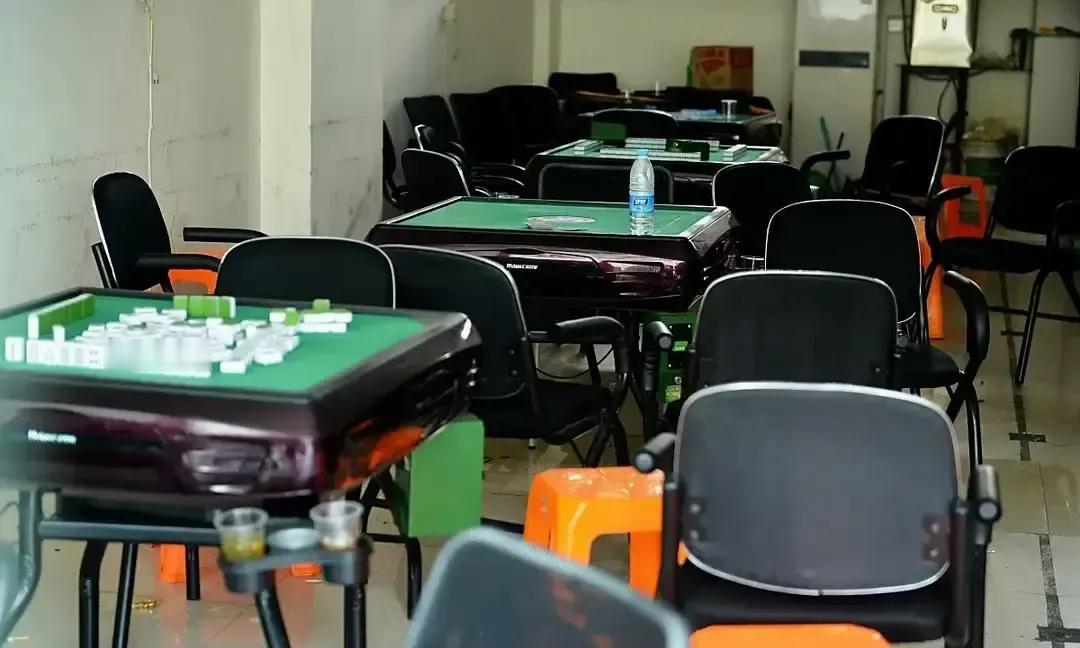 男子通宵加班后又打通宵麻将，第二天下午再去牌馆，脸一白冷汗直冒，手抖得连牌都摸不