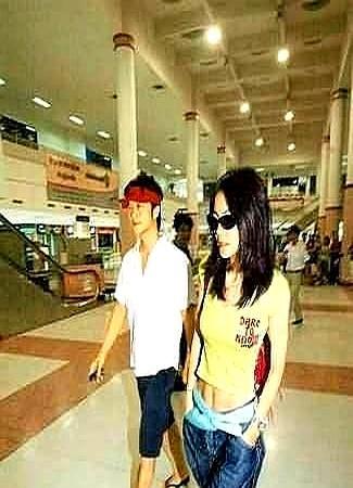 王菲和李亚鹏这事儿，其实从一开始就写在脸上了。就那张著名的蜜月照。王菲浑身