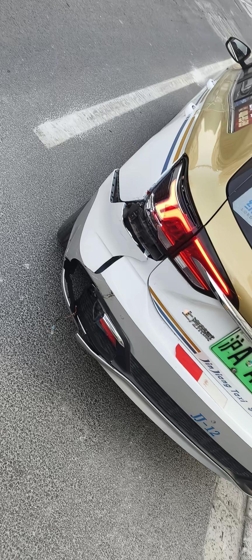 追尾事故。停着没动上客呢，被追尾了，太倒霉了，他从小区出来，只顾看左边，直接撞过