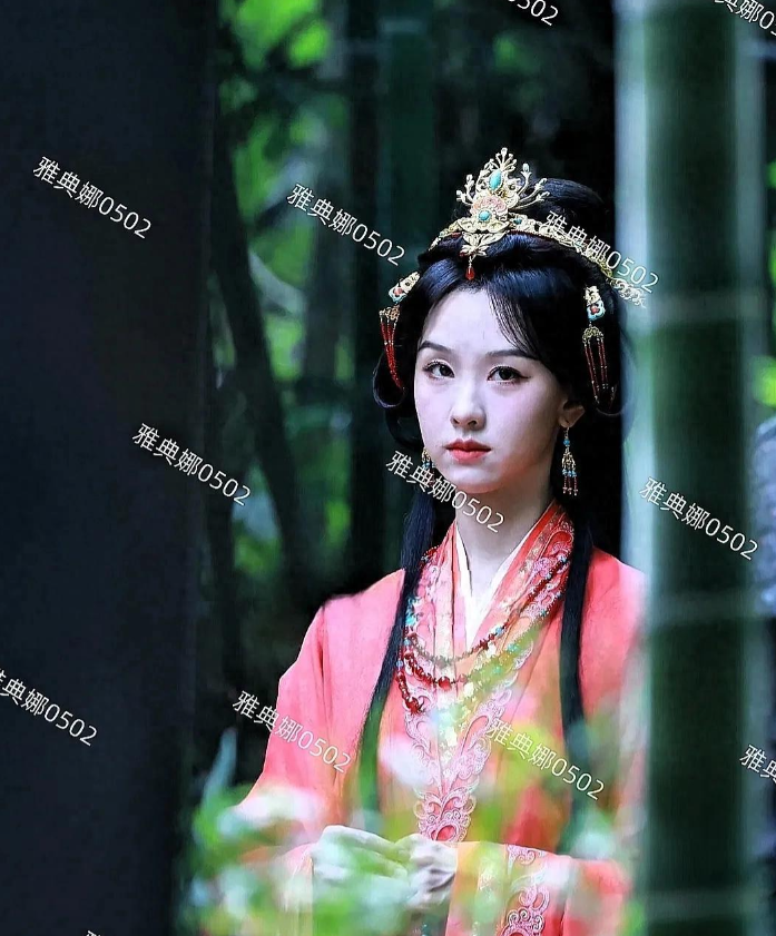 陈都灵长相古典气质柔美，一身红衣很惊艳就是神情幽怨不够有灵气
