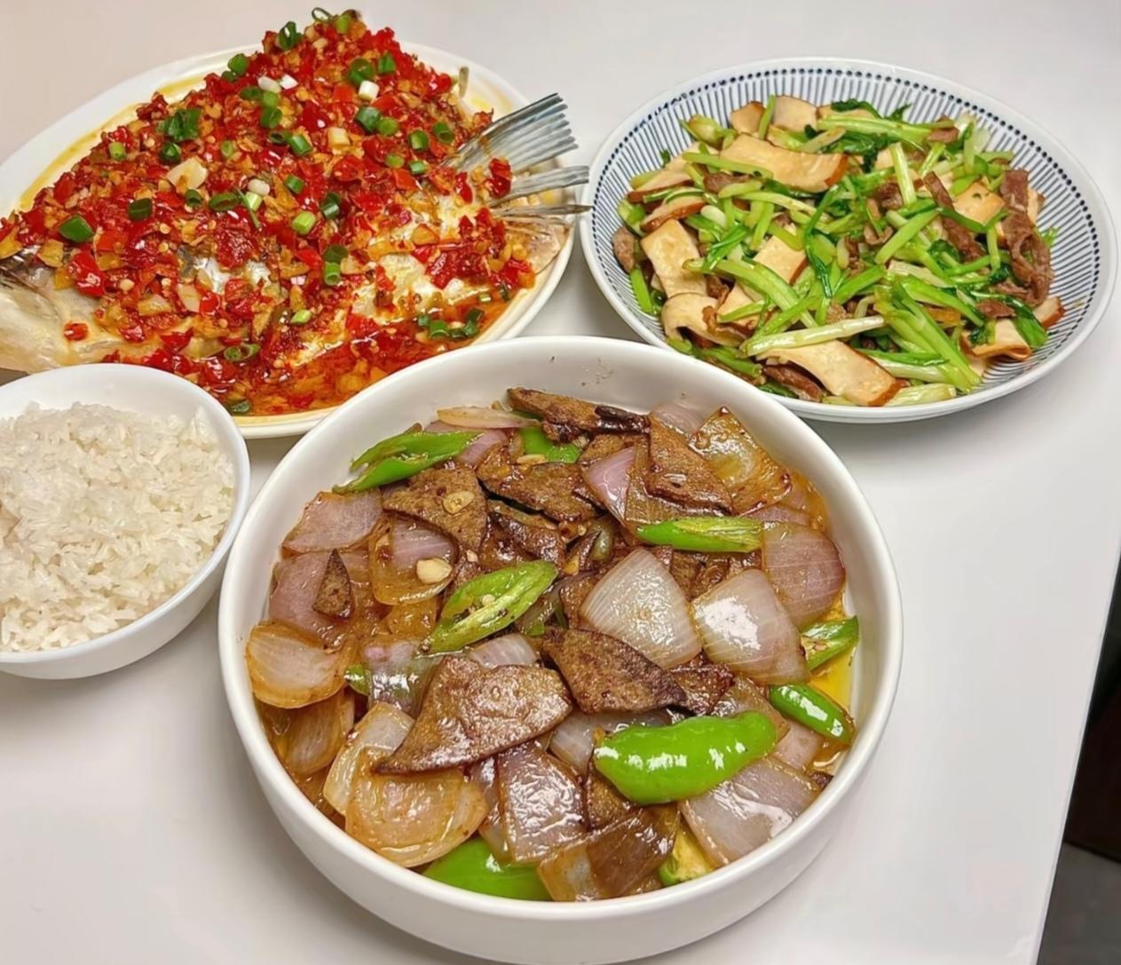 自从外出小吃吃出虫子后，表妹再也不爱在外面的饭菜，一日三餐全是自己下厨。各式