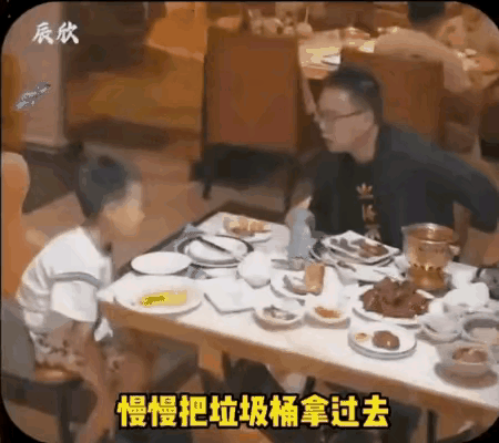 “这个父亲火了！”2021年，父亲带儿子吃自助餐，儿子每次都拿很多食物，父亲：“