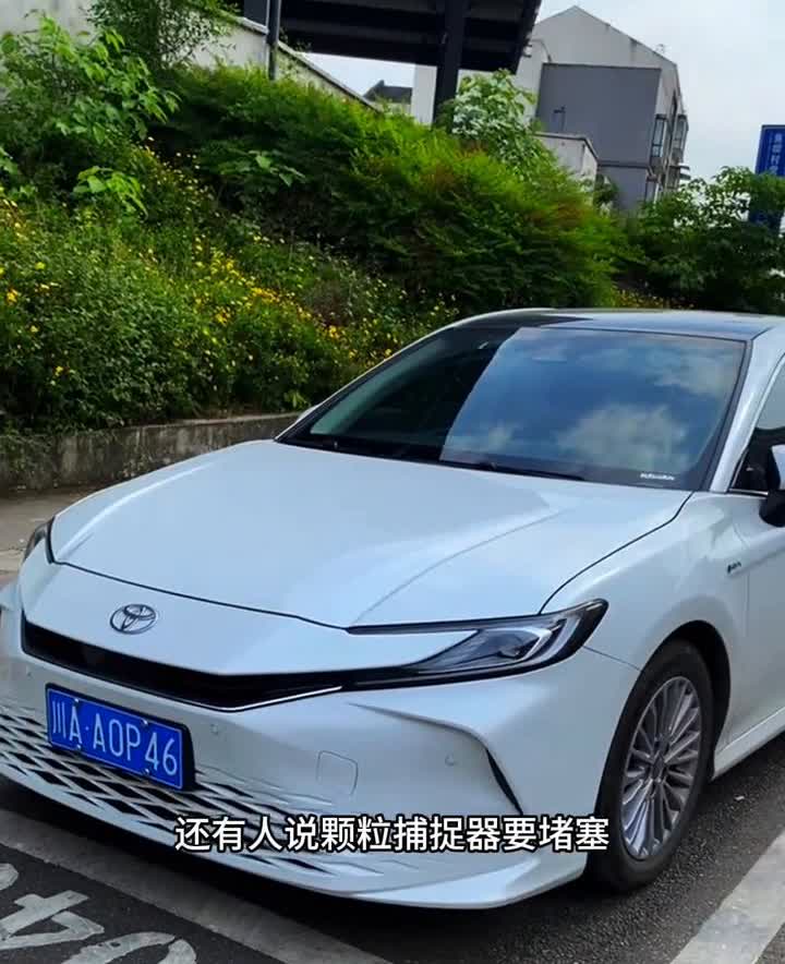 这个就是第九代凯美瑞吐槽最多的一个换代。有人说外观不好看，有人说大玻璃天幕容易裂