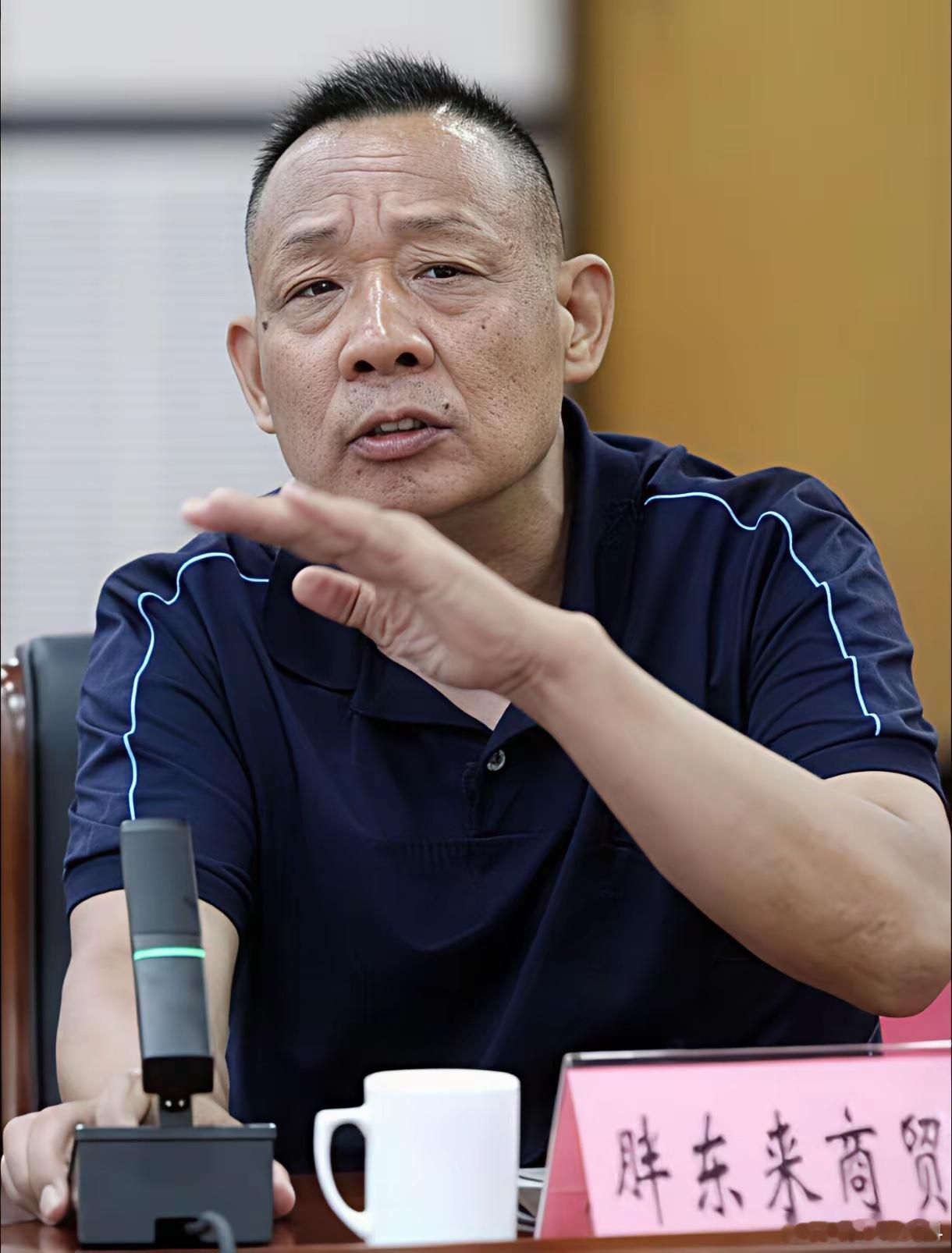 于东来，一生做了4件了不起的事。一、善待员工。企业的50%利润分给员工，给员工足