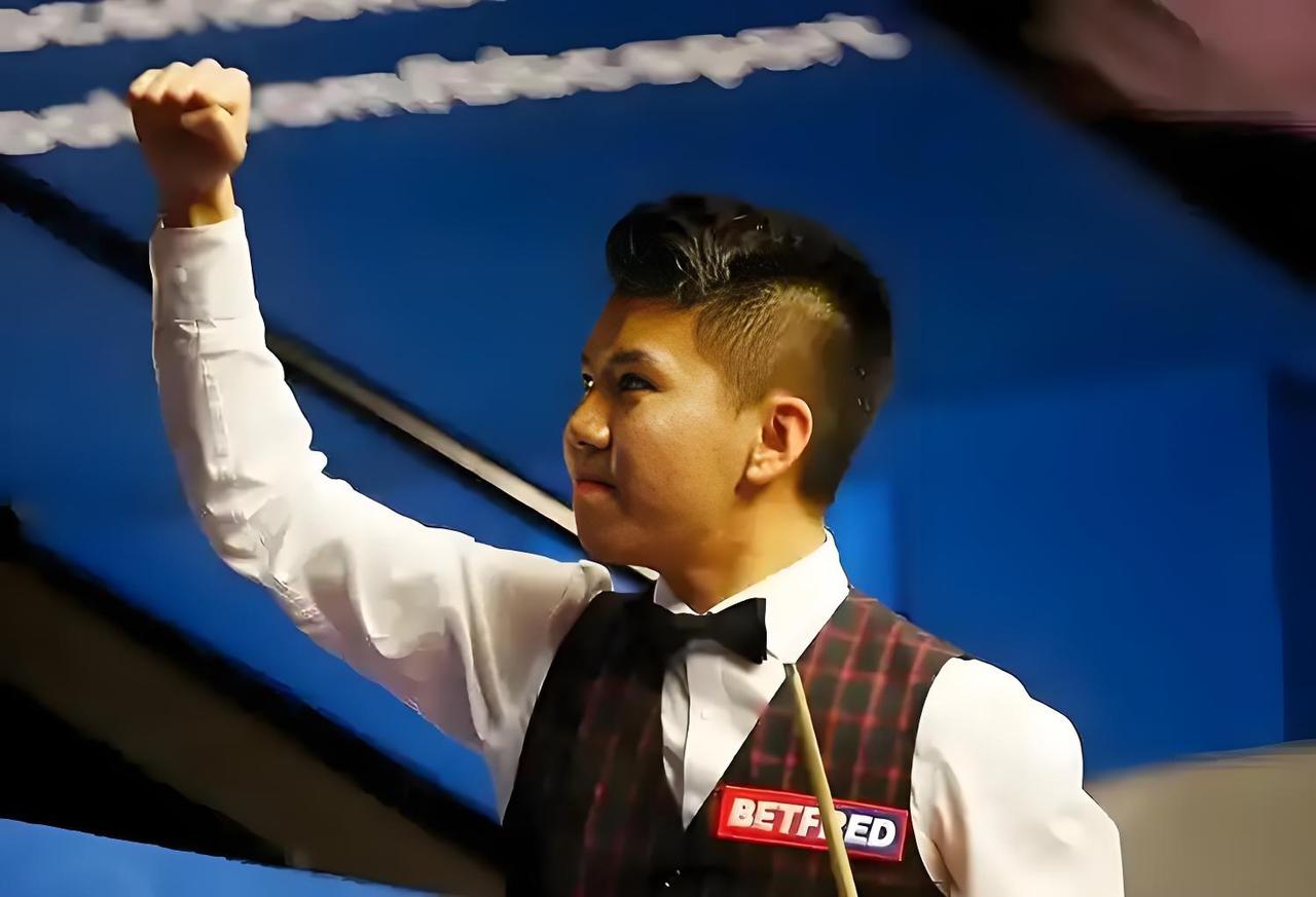 6-4！周跃龙挑落火箭！12月2日晚，2025英锦赛16强赛：周跃龙终破魔咒，