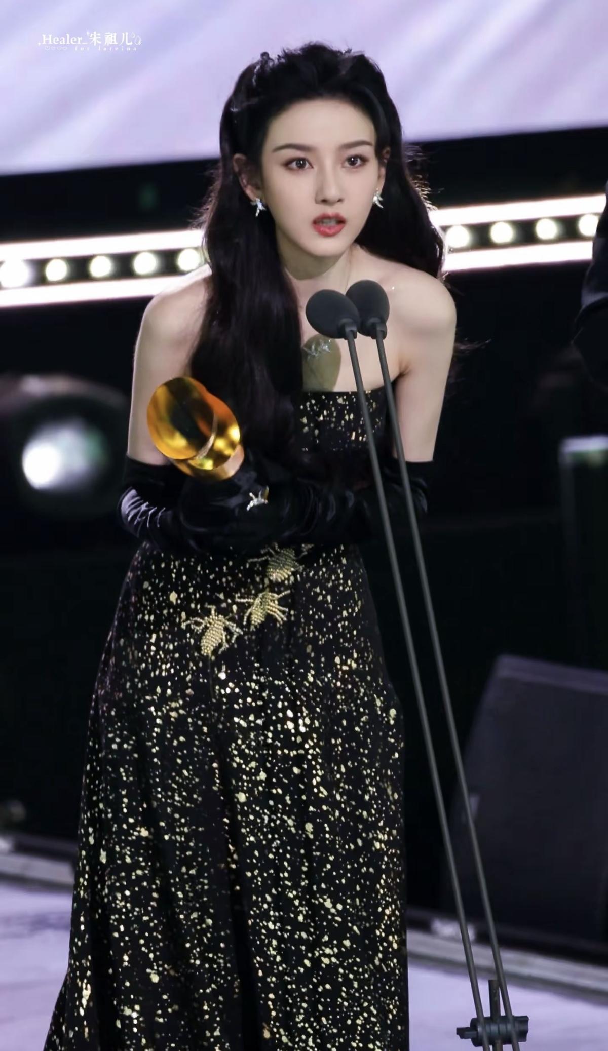 一袭黑裙，一抹红唇，宋祖儿用最简单的配色诠释最极致的优雅[玫瑰]抹胸长裙勾勒出完