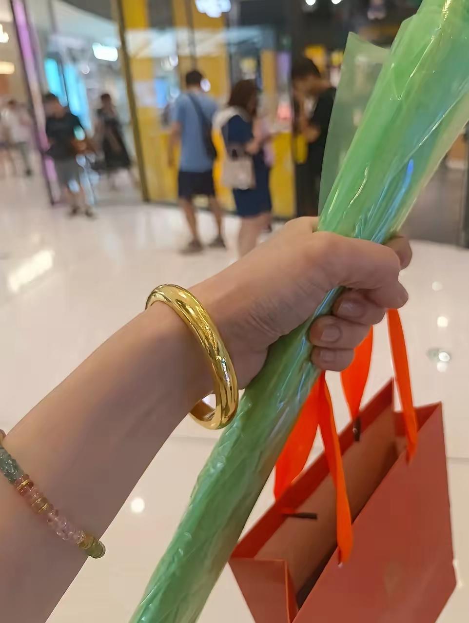 我姐在金店干了3年奉劝大家千万别在金店买黄金不是因为不够纯，而是因为他们