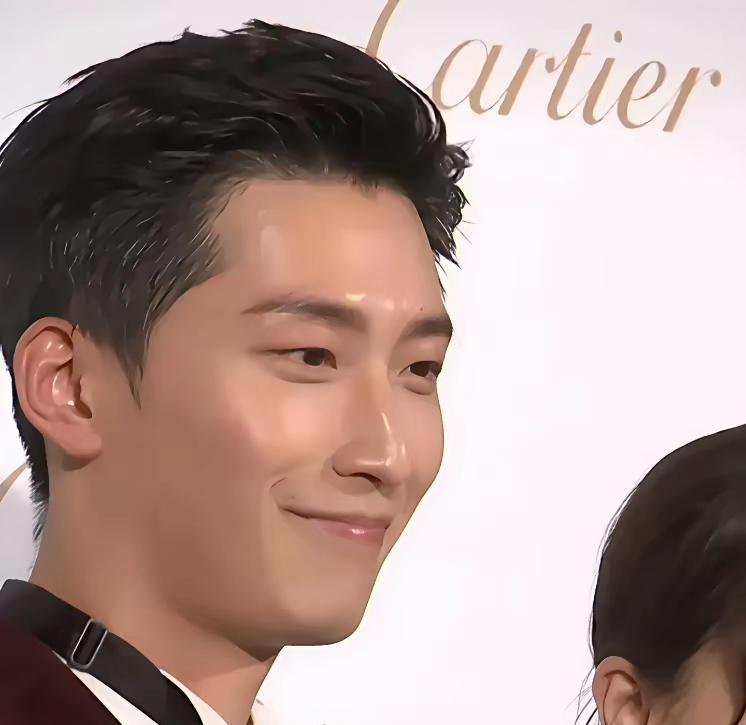 何超莲开口了，不是吵架，是解释。婚前协议不是防他，是家族规矩。​不是防窦骁。