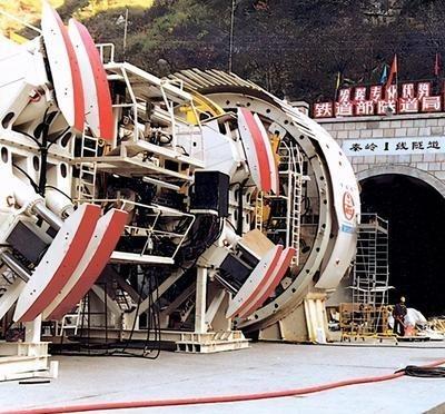 1997年，中国修建秦岭隧道时，找德国购买盾构机，德国鼻孔朝天：3.5亿一台，爱