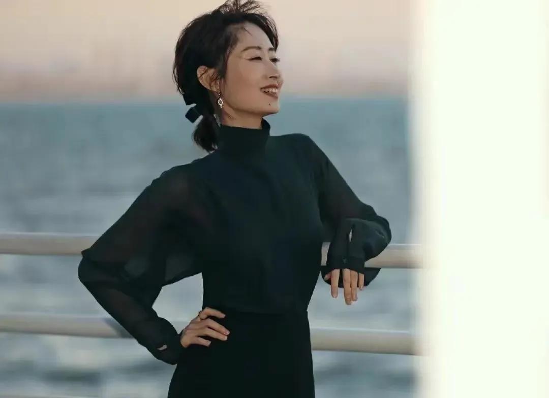 真的被刘敏涛这套墨绿色造型狠狠美到了！🍃雪纺露背上衣搭配黑色高腰半身裙，墨绿