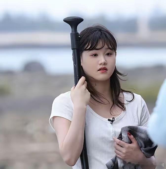 工作人员问张家齐：“你有了解你母亲的投资吗？”张家齐，“反正她投资我是成功了。”