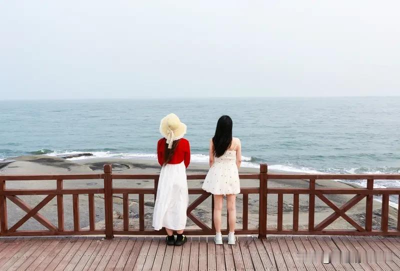 女生想让你撩她,会有哪些暗示?女生想让你撩她，暗示可不少。眼神就是个明显信号，