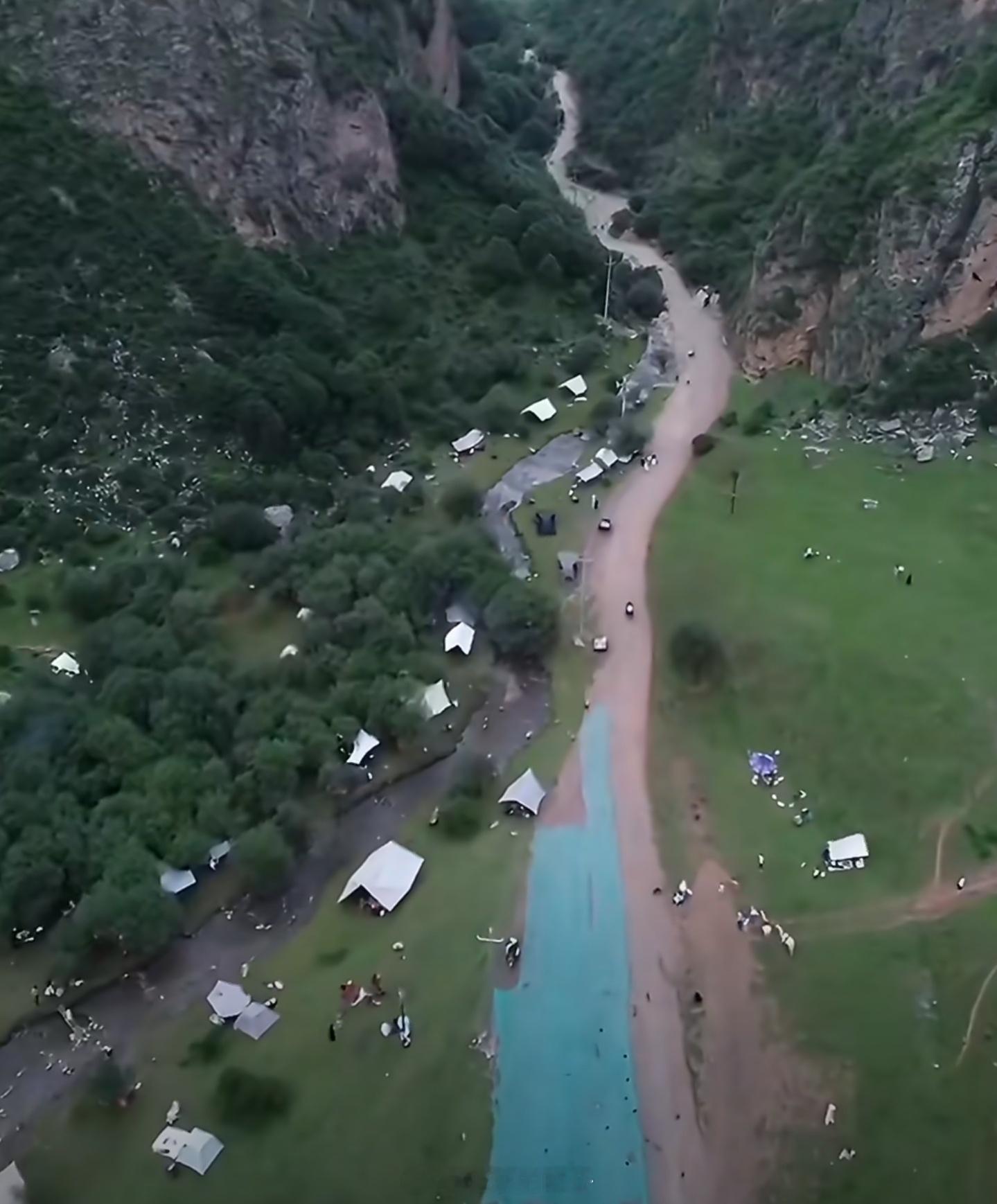 甘肃渭源山洪22日当地就发布了强降雨黄色预警，但是依然有很多人选择在河道里露营，