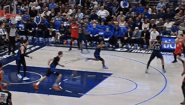 OMG，谢泼德突破后上演高难度战斧劈扣！不是说他天赋平平吗？你看看这球，这哪