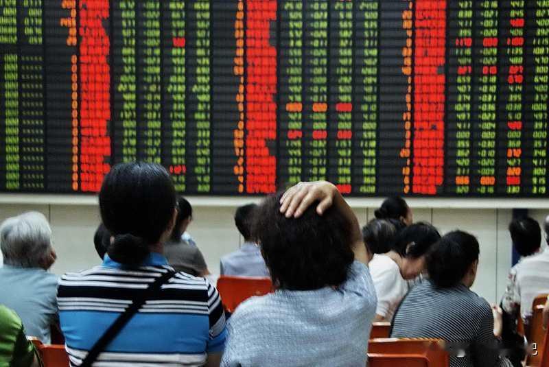 缩量下跌，主力加速逃离，创业板失守年线，接下来如何应对？周末在外围大跌之下，叠