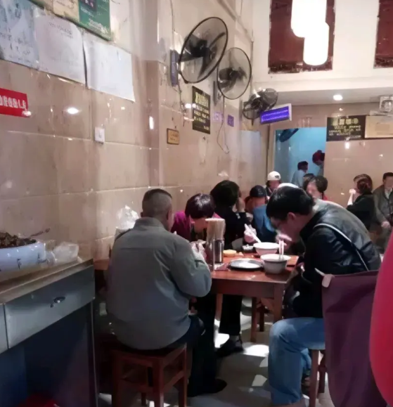 亲戚家开了个小饭店，夫妻俩加一个杂工，共三个人，主做烩面和卤肉。亲戚家的烩面