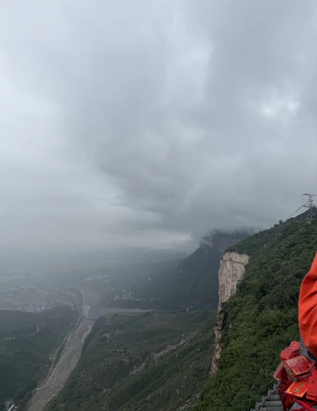 雨天徒步登山